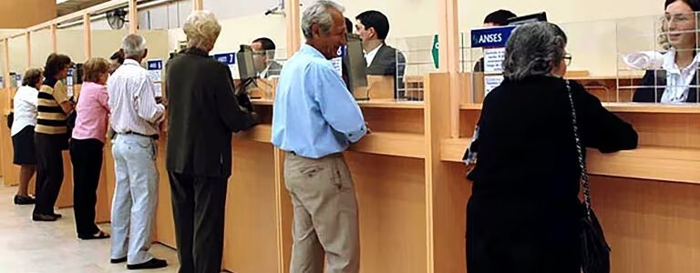 El Gobierno corrigió el decreto para que los jubilados cobren con la nueva fórmula el bono de 70 mil pesos