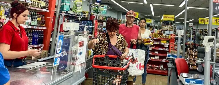 Los datos de deflación en la canasta básica impulsaron al Banco Central a acelerar la baja de tasas