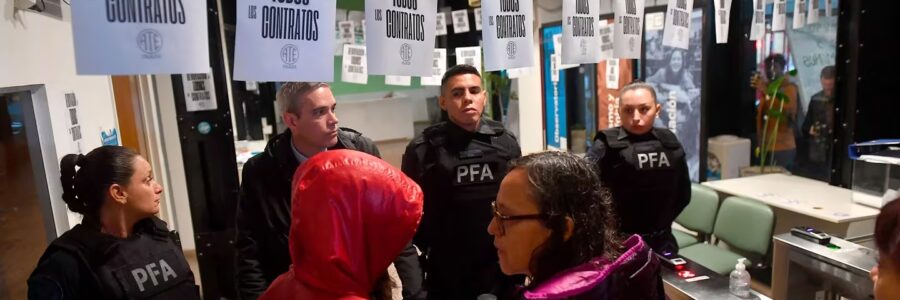 En medio de un fuerte operativo de seguridad, comenzó la protesta de ATE en edificios públicos por los despidos masivos