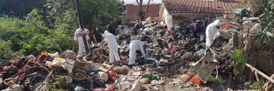 Avanza la limpieza de residuos acumulados en una vivienda de Limache
