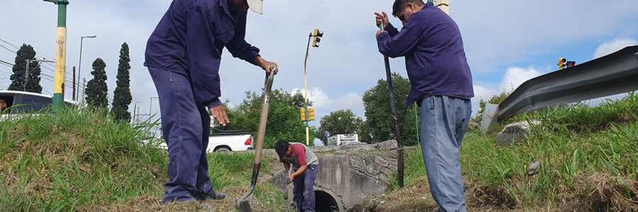 Continúa la limpieza del desagüe pluvial colindante a la Avda. Tavella