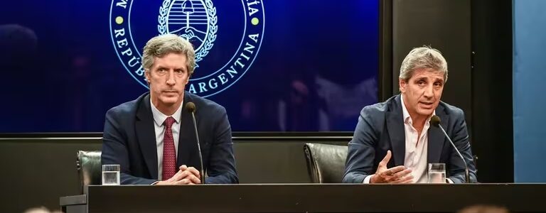 ¿Hay atraso cambiario? Por qué el Gobierno lo niega y algunos economistas alertan sobre esa tendencia