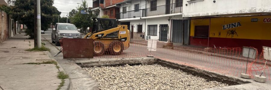 Se trabaja en el arreglo de calzada en Pueyrredón al 2.600 y al 2.800