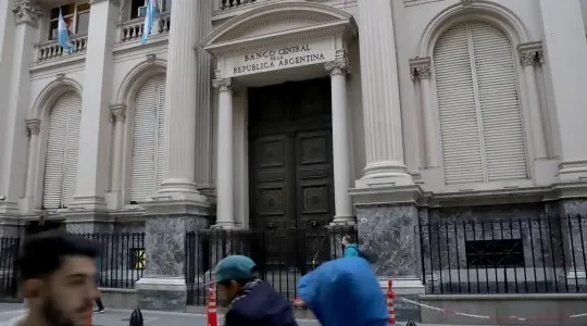 El cepo y el dato que mira Milei: los bancos tienen $20,5 billones en bonos asegurados por el BCRA