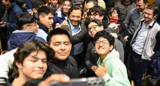 El Gobernador saludó y felicitó a alumnos que trabajan en el diseño de soluciones tecnológicas