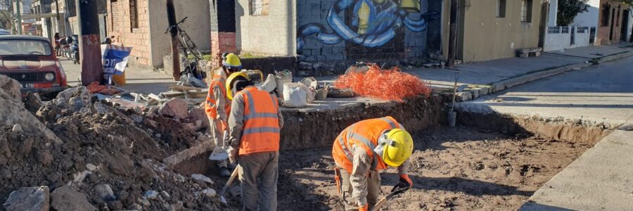 Realizan tareas de recuperación de calzada en San Luis al 2.400 y La Rioja al 1.700