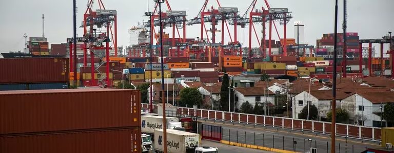 El Gobierno oficializó la baja del impuesto PAIS y se espera un impacto en precios, importaciones y recaudación