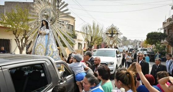 Más de ocho horas de emoción y agradecimiento al paso de las imágenes peregrinas del Señor y la Virgen del Milagro