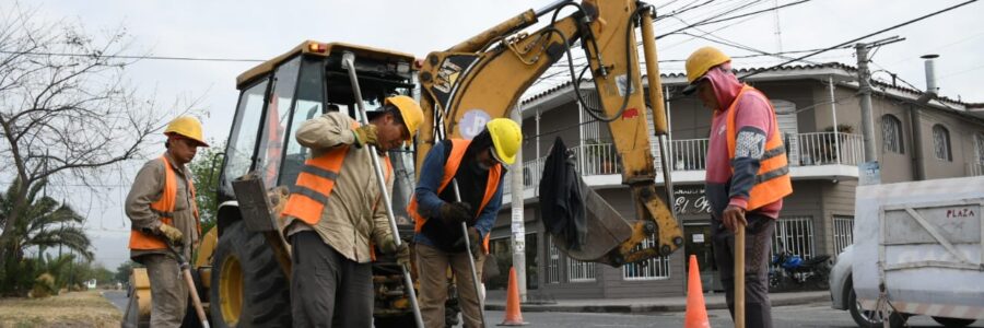 Ejecutan obras de recuperación de calzada en la av. República Del Líbano