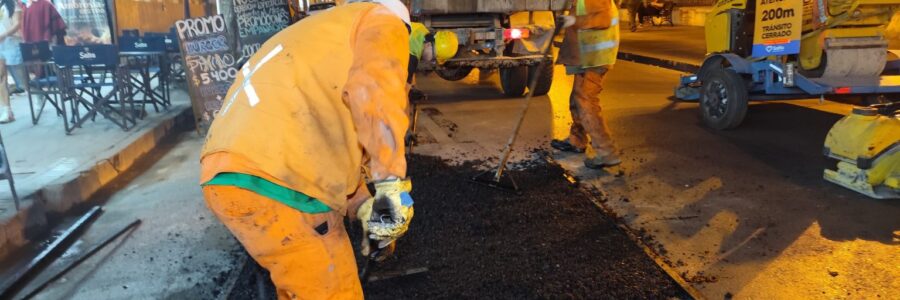 Se efectuaron trabajos de bacheo nocturno en la calle Balcarce