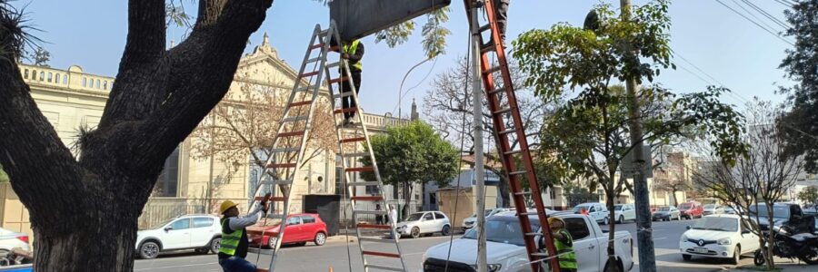 Retiraron siete estructuras de carteles en desuso en Av. Sarmiento