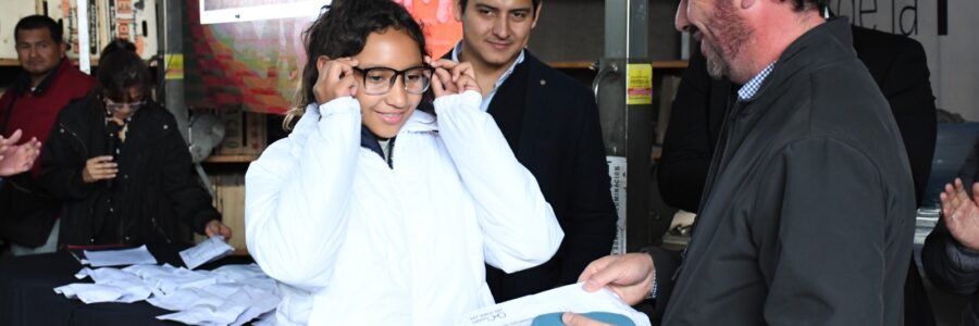 Más de 300 niños de la ciudad recibieron anteojos recetados