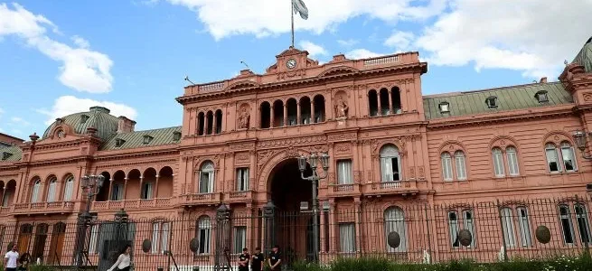 Salarios: el gobierno de Javier Milei confirmó un aumento para empleados públicos en diciembre