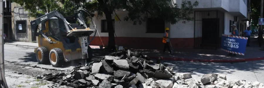 La Municipalidad efectúa arreglo de calzada sobre la calle Mendoza