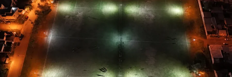 Iluminaron la cancha de fútbol del barrio 17 de Mayo