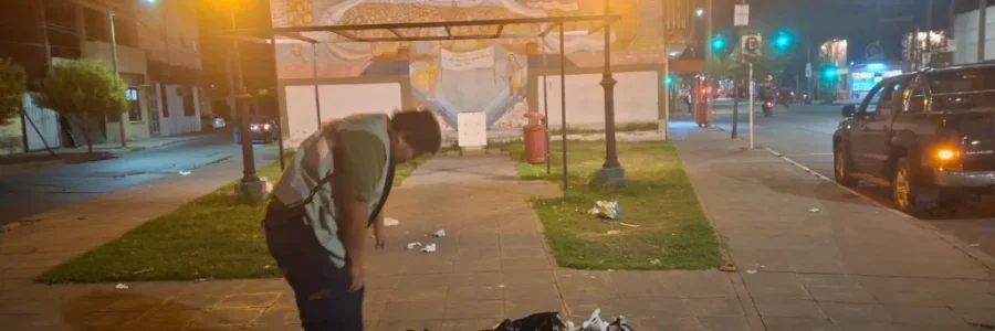 Sancionaron a un comercio por arrojar residuos en la plazoleta Cámpora