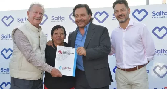 Luego de décadas de espera, Sáenz entregó a 270 familias de Capital las escrituras de sus terrenos