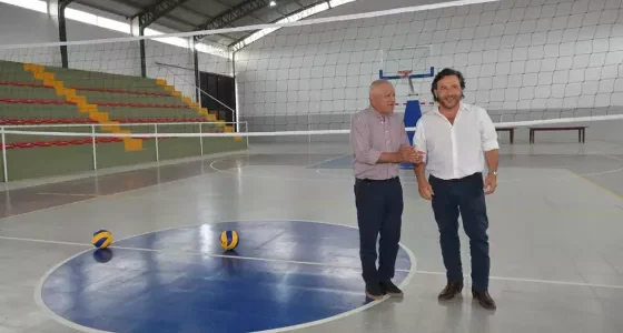 Gustavo Sáenz en J.V. González: recorrido por el nuevo nuevo polideportivo municipal y entrega de maquinarias
