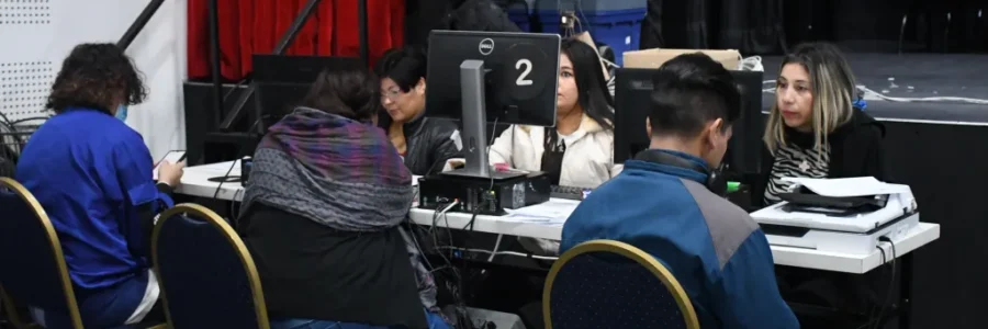 Con gran convocatoria, en el Teatro Municipal, comenzó la inscripción del programa Adultos 2000, destinado a mayores de 18 años