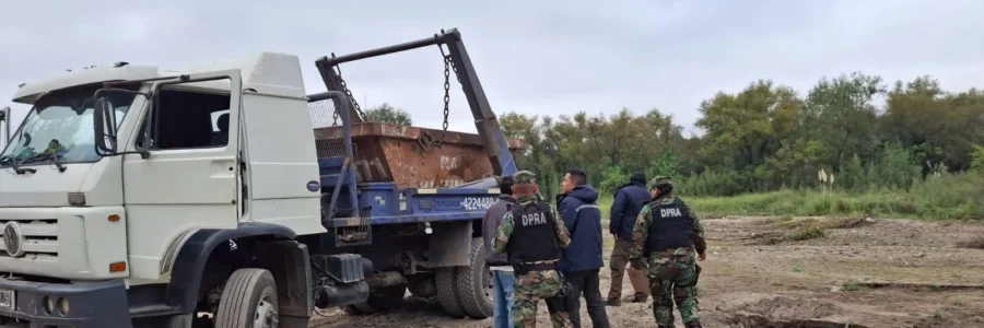 Sancionaron a una empresa por arrojar residuos en las márgenes del río Arenales