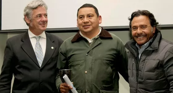 Con la presencia del gobernador Sáenz se premió la excelencia artesanal salteña en la Expo Rural de Palermo