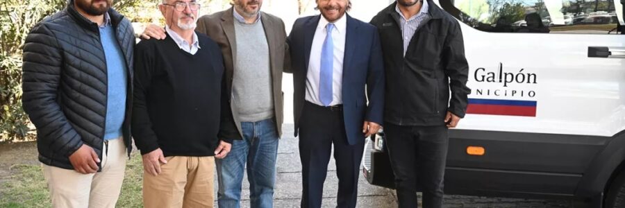 Por el plan provincial de renovación vehicular, el Gobernador entregó un minibús a El Galpón