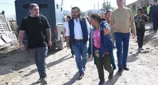 En barrio Ampliación 20 de Junio, el Gobernador coordinó la asistencia a las familias damnificadas por el fuego