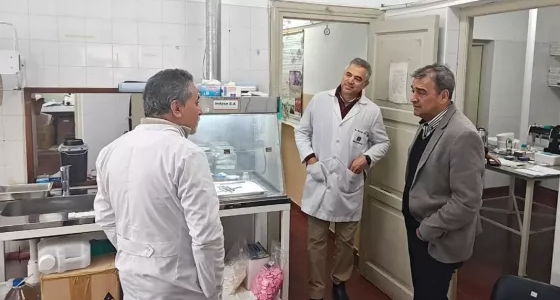 El ministro Mangione verificó el estado de los servicios en el hospital Oñativia