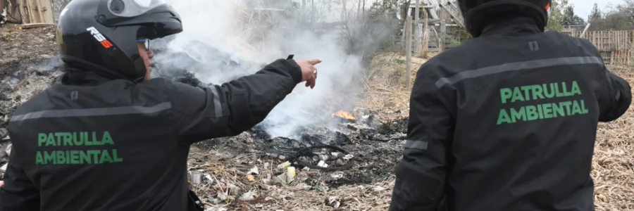 Detectaron y multaron a un hombre que prendió fuego en un descampado