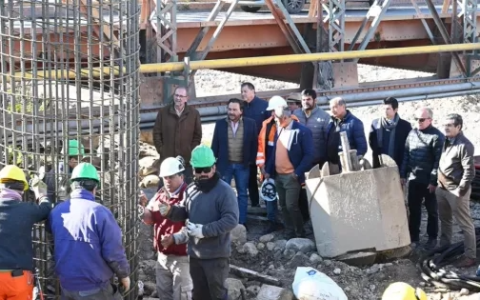Inició la construcción del primer puente sobre río Vaqueros: El Gobernador recorrió las obras