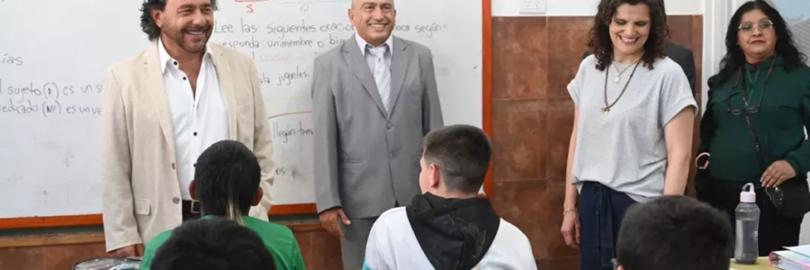El gobernador Sáenz visitó a la comunidad educativa de la escuela Joaquín Castellanos