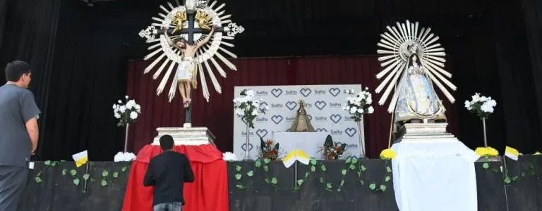 Las imágenes peregrinas del Señor y la Virgen del Milagro llegaron esta mañana al CCM