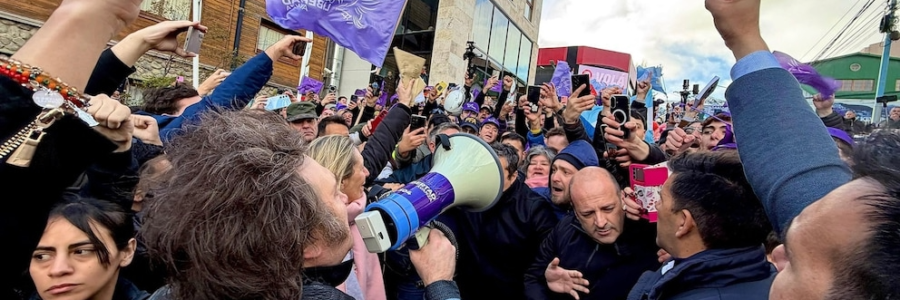 Milei debió suspender el acto de campaña en Ushuaia por protestas del kirchnerismo y retornó a Buenos Aires