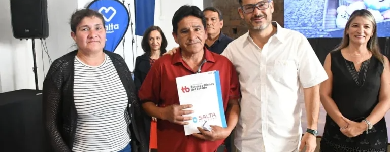 Se entregaron 125 escrituras de viviendas a familias de zona sudeste