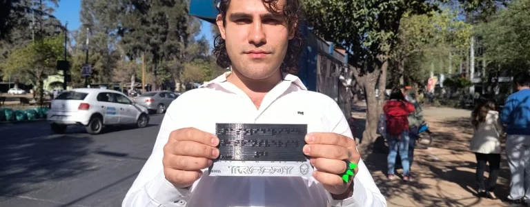 Inclusión: las paradas de colectivos tendrán tableros braille