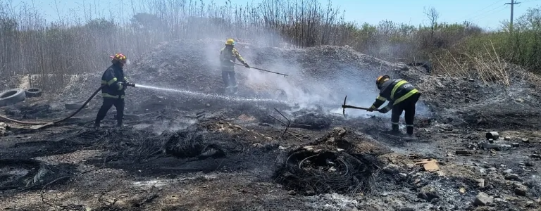 Rápido accionar para sofocar un incendio de residuos y pastizales en zona sur