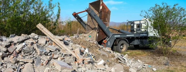 Detectan y sancionan a empresa por volcamiento de residuos en el río Arenales