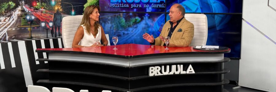 BRÚJULA CON SOCORRO VILLAMAYOR