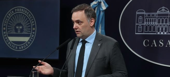 Manuel Adorni desplazó a José Rolandi y nombró a Aimé Vázquez como su mano derecha en la Jefatura