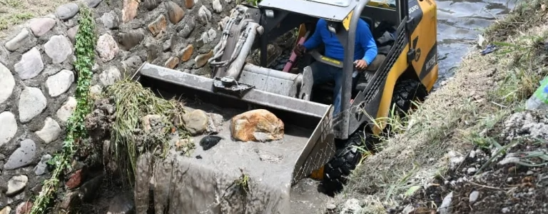 Importante retiro de residuos y basura del canal Pachi Gorriti