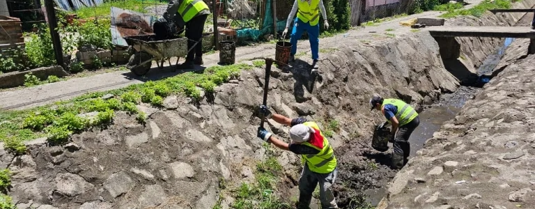 La Municipalidad limpió el canal Tineo para prevenir anegamientos en la zona