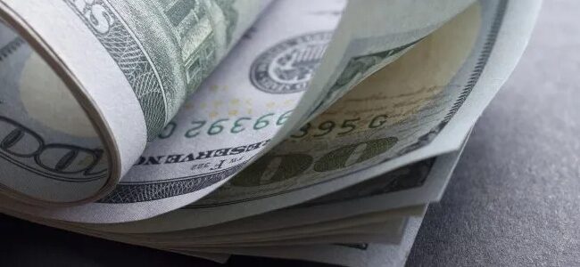 El dólar oficial vuelve a caer y se encamina a cerrar la semana con una fuerte merma