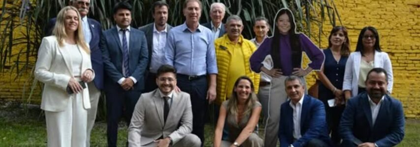 “¿Qué hace de vacaciones?”: en Salta, LLA reemplazó a una senadora por una gigantografía y Diego Santilli reaccionó con una broma