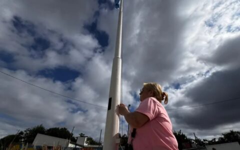 Viva la Patria: recambian banderas y mástiles en diferentes puntos de la ciudad