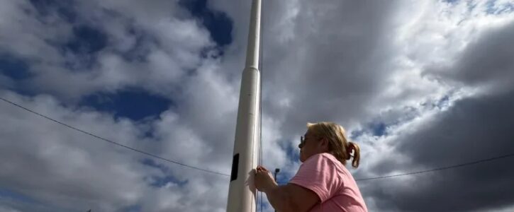 Viva la Patria: recambian banderas y mástiles en diferentes puntos de la ciudad