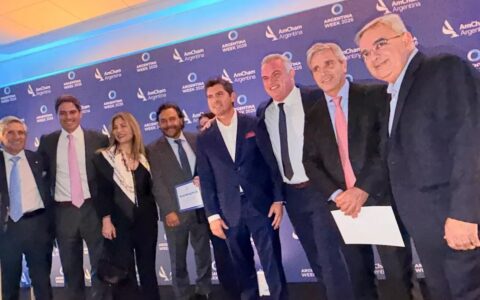 Gustavo Sáenz en la premiación de AmCham a los Campeones del RIGI