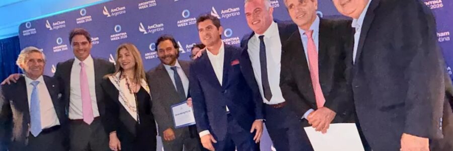Gustavo Sáenz en la premiación de AmCham a los Campeones del RIGI