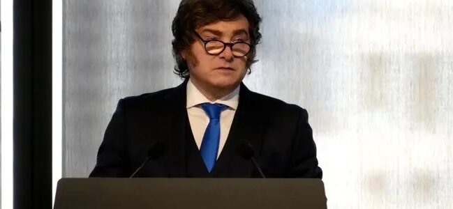 Javier Milei pidió que vuelquen los dólares al mercado, cargó contra los «idiotas ambientalistas» y las «regulaciones cavernícolas»