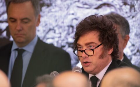 Milei sostiene a Adorni, busca retomar el control de la agenda política y enfrenta la ofensiva de la oposición