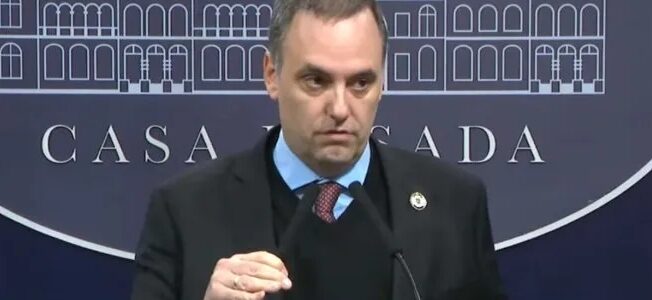 En medio del desgaste y los escándalos, Manuel Adorni volverá a dar una conferencia de prensa